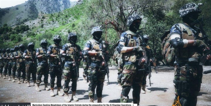 بالصور.. «طالبان» ترتدي ثوب الجيوش النظامية في «خندق أفغانستان»