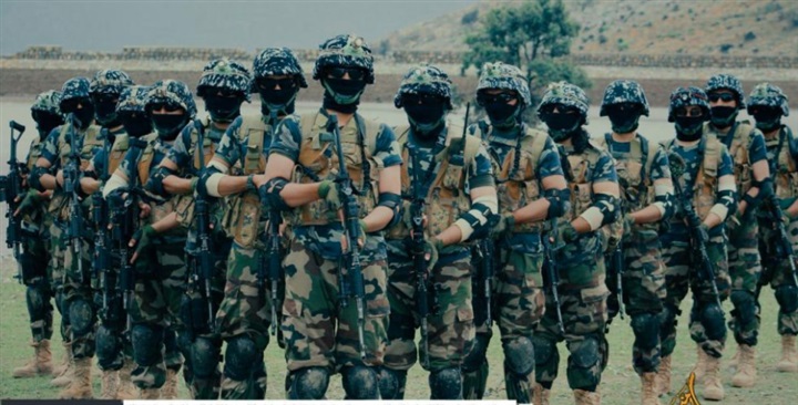 بالصور.. «طالبان» ترتدي ثوب الجيوش النظامية في «خندق أفغانستان»