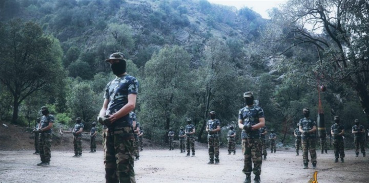 بالصور.. «طالبان» ترتدي ثوب الجيوش النظامية في «خندق أفغانستان»