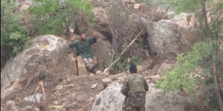 بالصور.. «الدفاع» الجزائريَّة تُداهم مخابئ «القاعدة» وتضبط إرهابيين اثنين