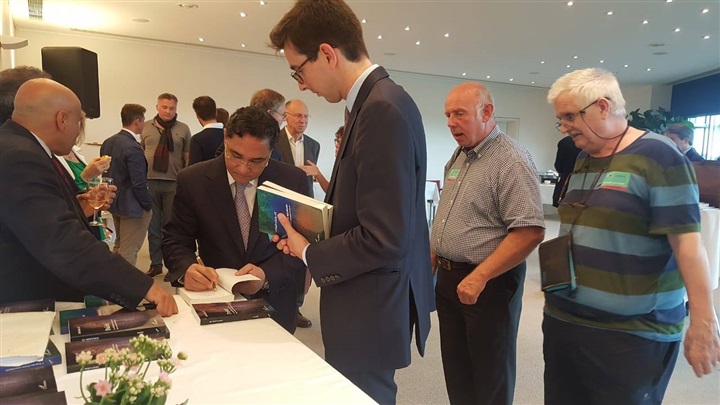 حفل توقيع لـ«كتب» عبدالرحيم علي بالبرلمان الأوروبي