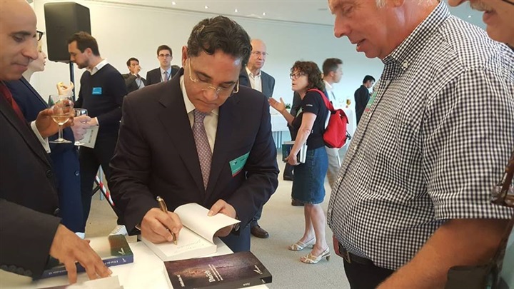 حفل توقيع كتب عبدالرحيم علي بالبرلمان الأوروبي