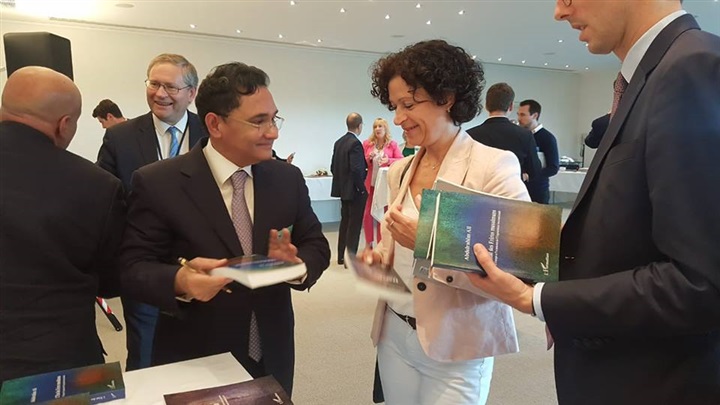 حفل توقيع كتب عبدالرحيم علي بالبرلمان الأوروبي