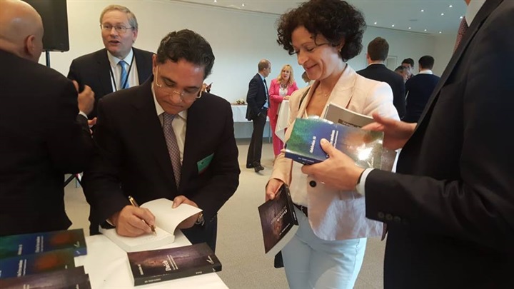 حفل توقيع كتب عبدالرحيم علي بالبرلمان الأوروبي