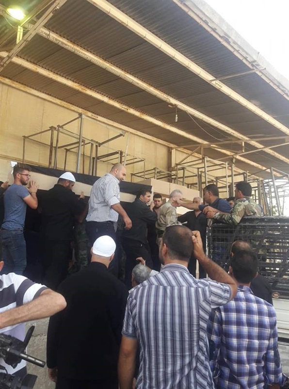 طرد محافظ السويداء وقائد الشرطة من جنازة هجوم داعش (صور)