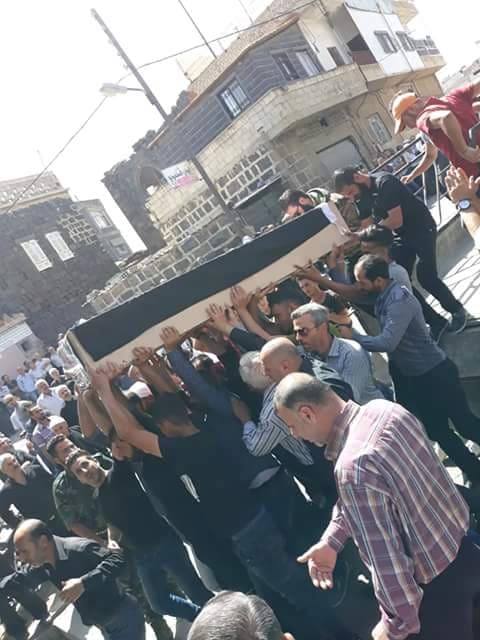 طرد محافظ السويداء وقائد الشرطة من جنازة هجوم داعش (صور)