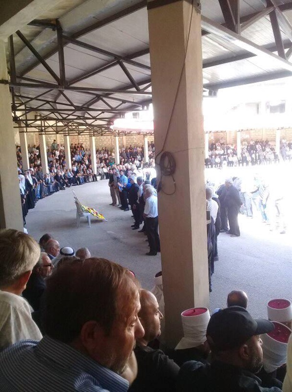 طرد محافظ السويداء وقائد الشرطة من جنازة هجوم داعش (صور)