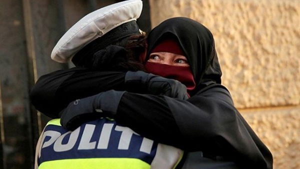  شرطية دنماركية تحتضن