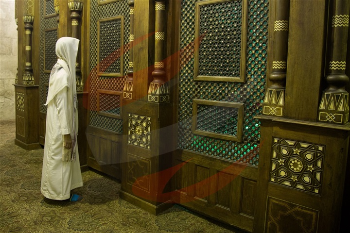 دعوات أمام ضريح علي