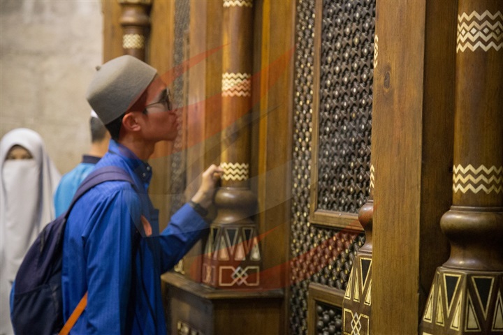 دعوات أمام ضريح علي