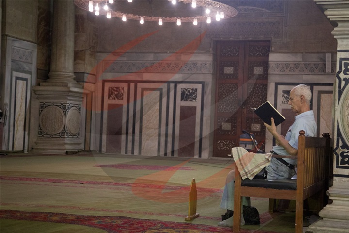 رجل يقرأ القرآن داخل