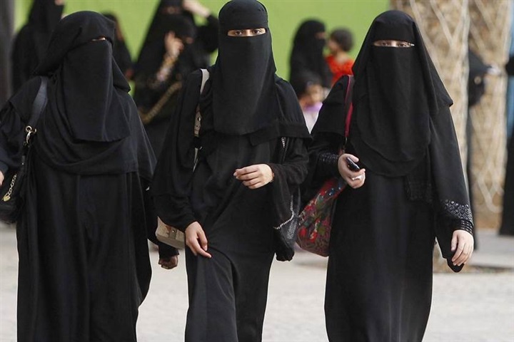 على خلفية أزمة النقاب..