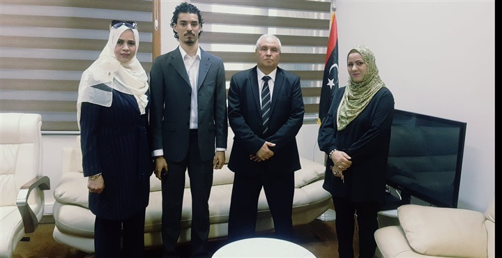 القذافي مع وزير المهجرين