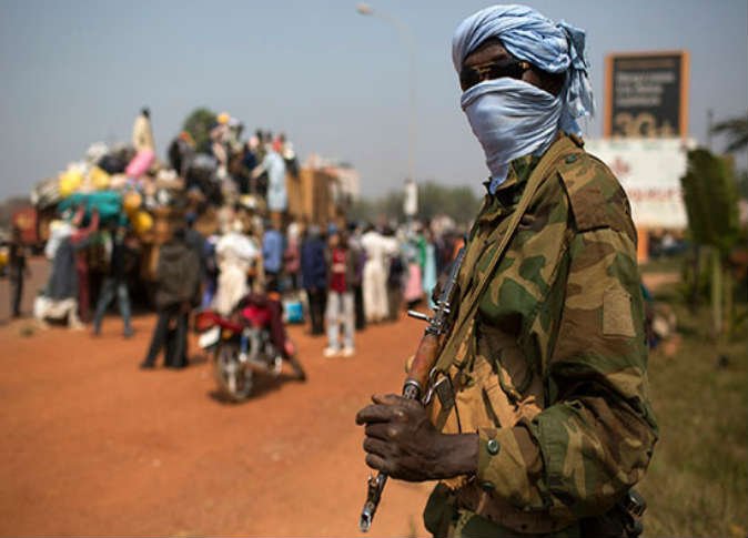 محاكمة 11 متهمًا