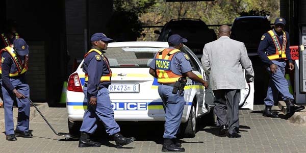 محاكمة 11 متهمًا