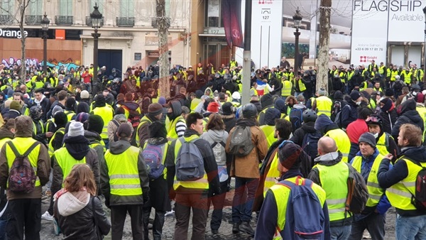 إصابة 30 شخصًا بينهم