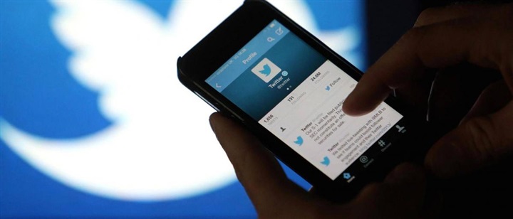 باستخدام حسابات «تويتر»