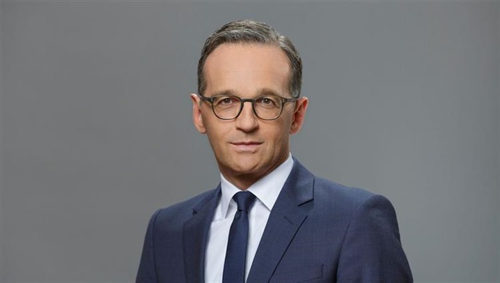 بسبب اللاجئين والمسلمين..