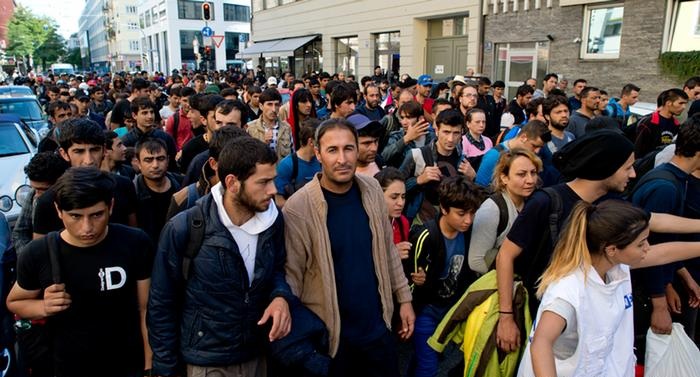 بسبب اللاجئين والمسلمين..