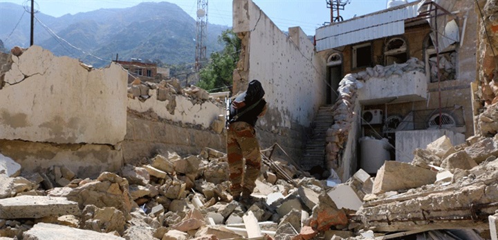 بالنهب وتهديد الأئمة..