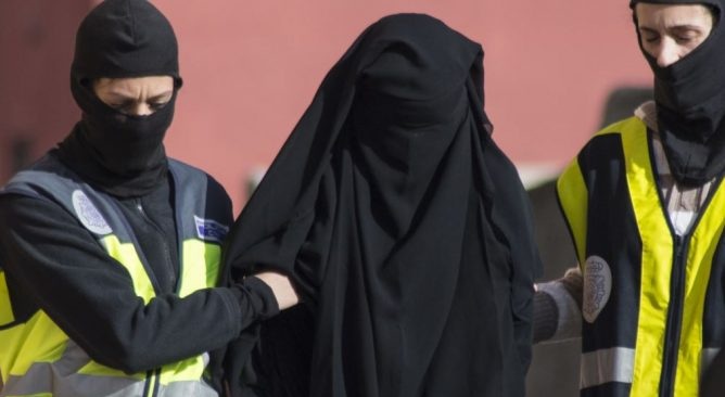 النساء المنتميات