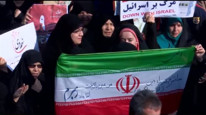 محاولًا الصمود في