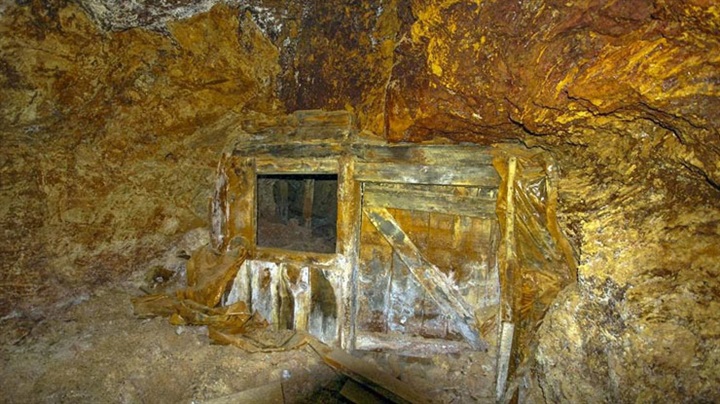 الذهب والنفط وهشاشة