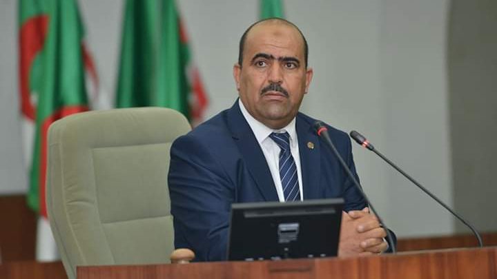 أحجار شطرنج على ساحة