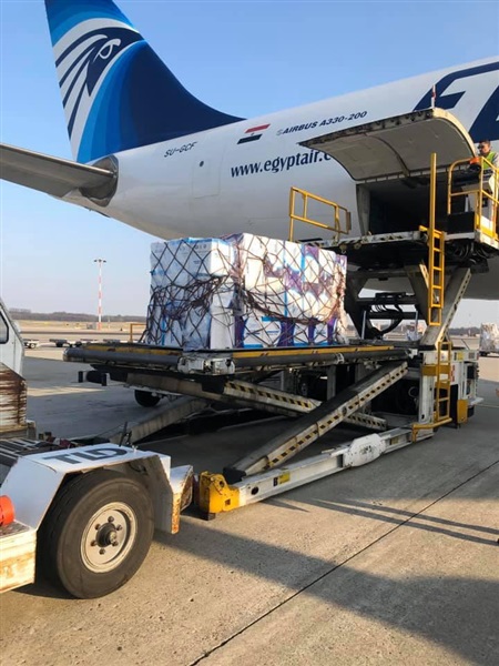 بالعطاء والإنسانية..