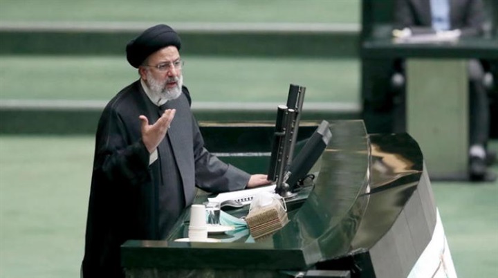 الاحتجاجات تصل البرلمان