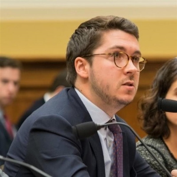 داعشيات يرفعن رايات