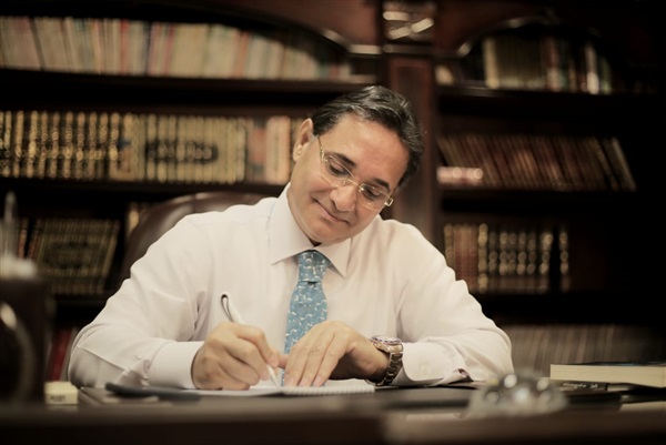 عبد الرحيم على يوقع