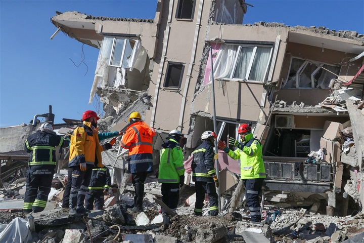 اللعب على وتر الكارثة..